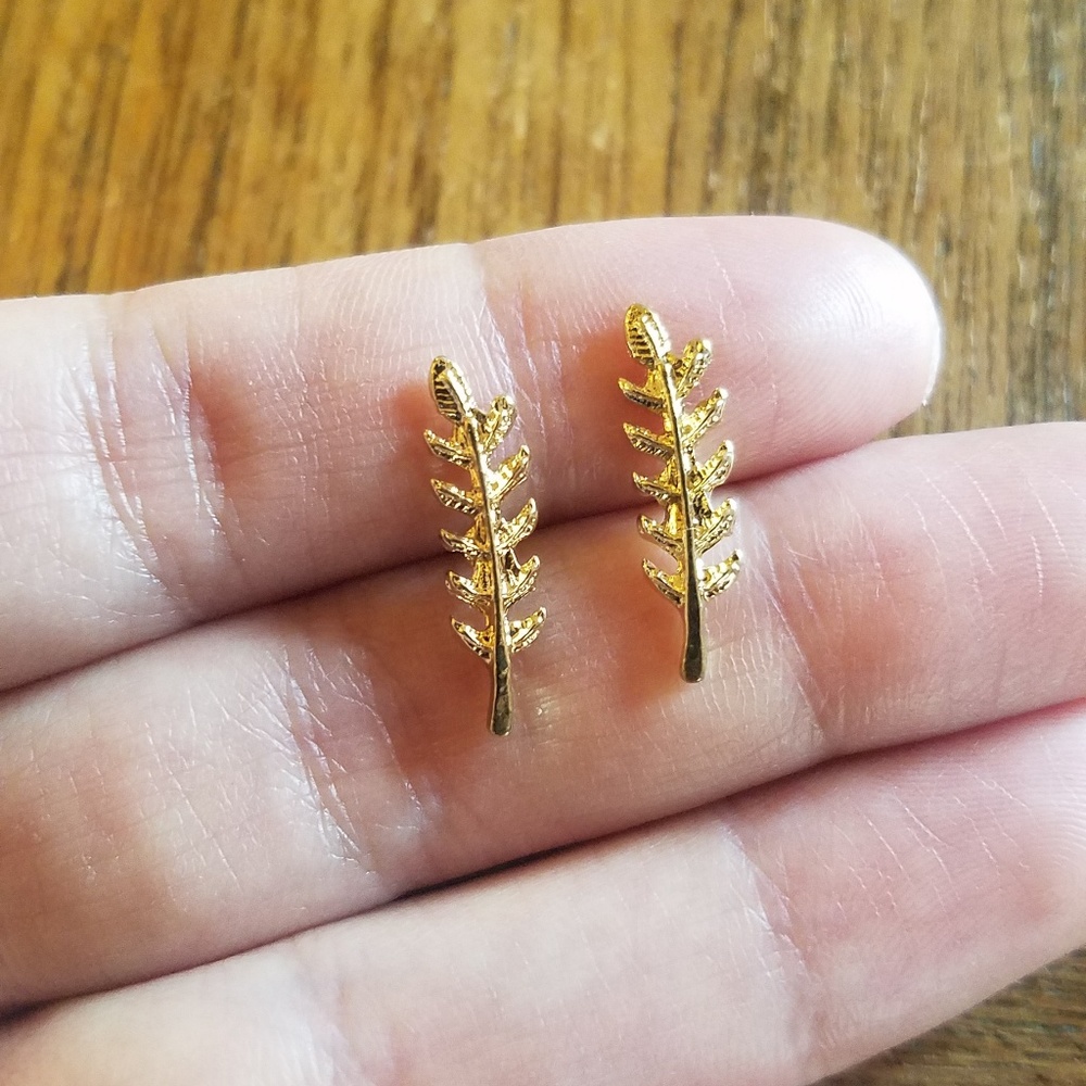 NWOT Gold Feather / Firn Studs - Picture 5 of 7